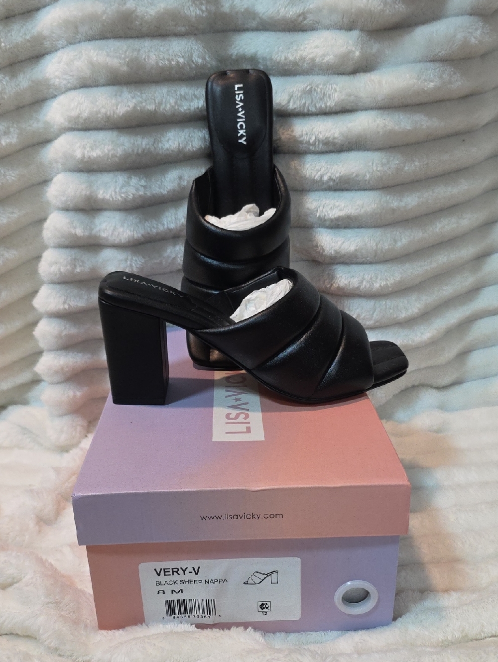 Lisa Vicky Very-V sandals in black sheep nappa leather featuring a quilted strap